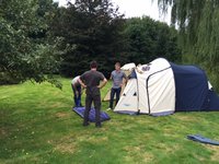 Pompen Cees! Zoonlief en Raymond kijken toe. Het harde werk komt altijd op de oudjes aan ;)