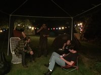 De BBQ smaakte weer prima! Er zijn mensen die hun vingers erbij aflikten.