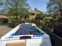 op een paar plekken wat gewicht erop om de zachte curve op te vangen en de lijm zn werk te laten doen