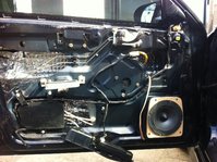 de speaker erin en het verdeelkastje (zie je hem?)