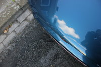 de deuken in de vorige motorkap