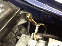 Aan de massa van de accu en een nieuw massapunt op de auto.