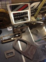 Hierna nog 1x een randje plamuur voor de 2DIN ruimte en dan bekleden maar!