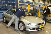 Galant_4.jpg (7.06 MiB) 3948 keer bekeken Op de remmentestbank terwijl Henny de voorruit inspecteert. Nic staat op de achtergrond toe te kijken.