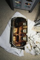 De deksel die onder de olie zit met een vieze rand