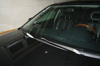 De ruitenwisser armen zoals ze waren, met lelijke afgebladerde verf