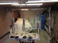 Leuk totaalplaatje. Alle kleine andere onderdelen zijn ofwel al schoongemaakt of glimmend geborsteld en in de blanke lak. Ook de veren zijn grondig schoongemaakt. Overspuiten was niet nodig, er zit nauwelijks roest op.