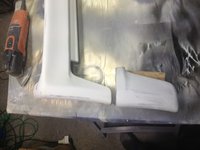 Hier is goed het verschil te zien tussen een smalle pre-facelift aansluitpunt en de brede facelift versie.