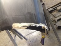 Zij-extensie stukjes gemonteerd en grof geplamuurd.