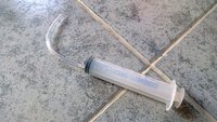 06 injectiespuit is handig om oude vloeistof op te zuigen