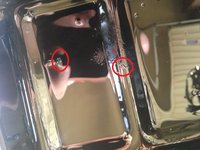 binnenkant carterpan, in het rode liggen schilfers