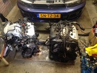 Oude motor links, rechts de 'nieuwe', nog niets aan gedaan op deze foto.