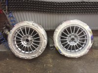 Links gespoten in de nieuwe kleur, zonder blanke lak, rechts de vorige kleur, MET blanke laklaag...