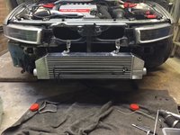 Met de vers gemaakte gewokkelde beugels hangend.