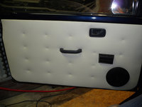 Deurpanelen bekleed en aangepast met speaker.